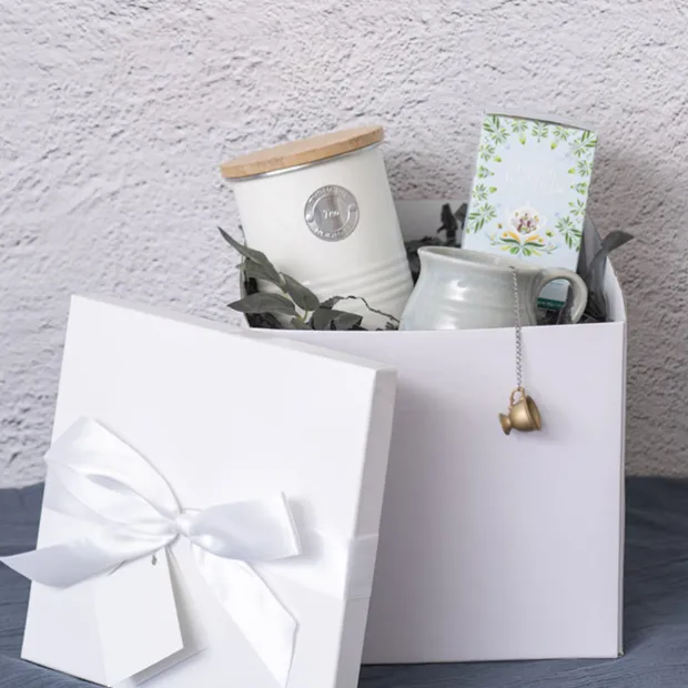 Gift Box Large with Bow Flat Pack White (224x224x215mmH)