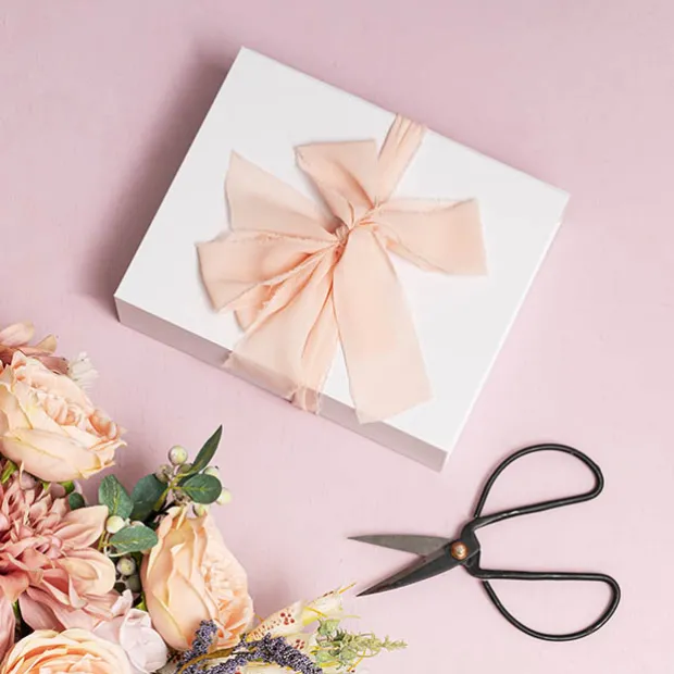 Hamper Gift Box Magnetic Flap Medium White (32x24x9cmH)